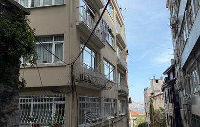 GÜMÜŞSUYU İNÖNÜ CADDESİNE YAKIN EN ÜST KAT FERAH SATILIK DAİRE