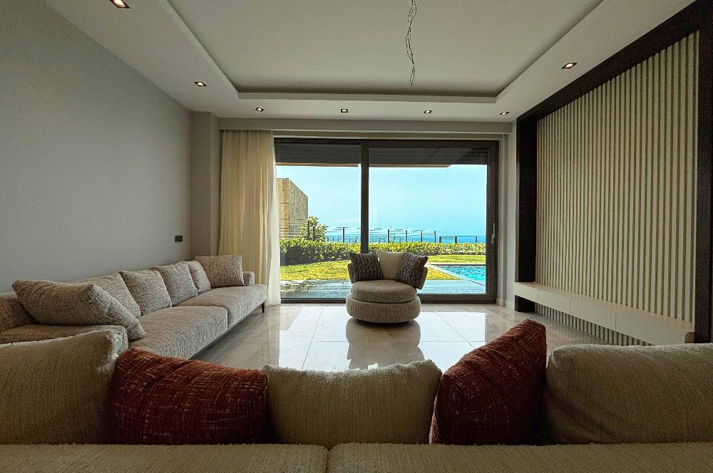 Yalıkavakta Deniz Manzaralı Eşyalı 5+1 Satılık Villa
