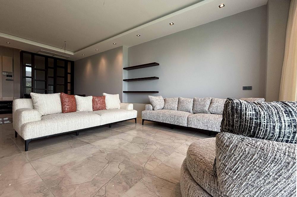 Yalıkavakta Deniz Manzaralı Eşyalı 5+1 Satılık Villa