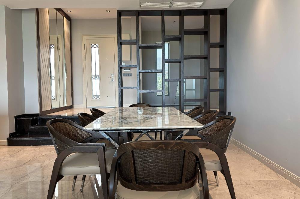 Yalıkavakta Deniz Manzaralı Eşyalı 5+1 Satılık Villa