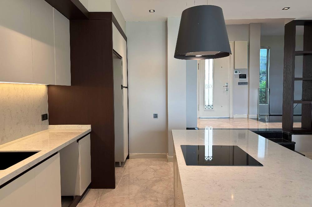 Yalıkavakta Deniz Manzaralı Eşyalı 5+1 Satılık Villa