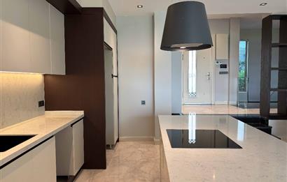 Yalıkavakta Deniz Manzaralı Eşyalı 5+1 Satılık Villa