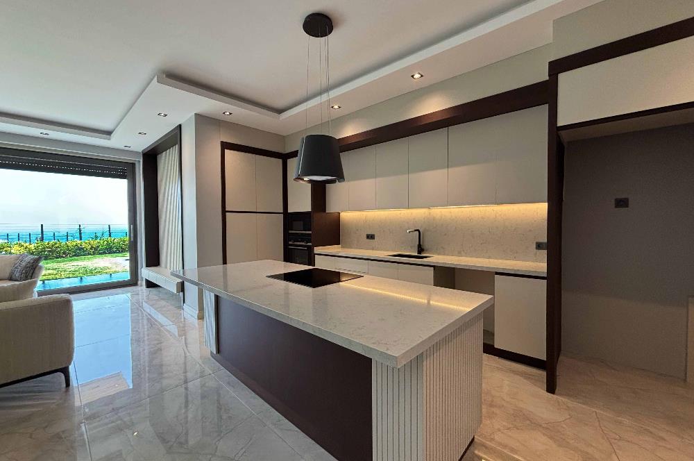 Yalıkavakta Deniz Manzaralı Eşyalı 5+1 Satılık Villa