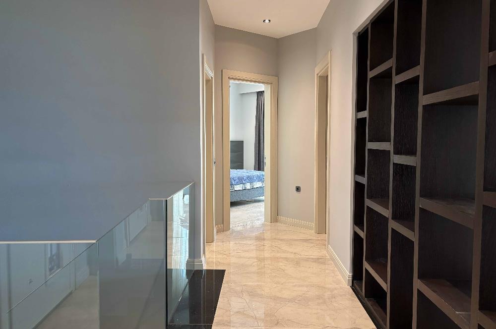 Yalıkavakta Deniz Manzaralı Eşyalı 5+1 Satılık Villa