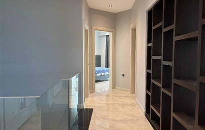 Yalıkavakta Deniz Manzaralı Eşyalı 5+1 Satılık Villa