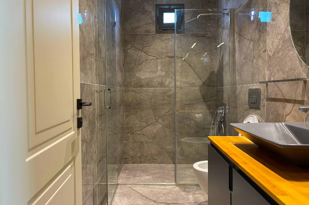 Yalıkavakta Deniz Manzaralı Eşyalı 5+1 Satılık Villa