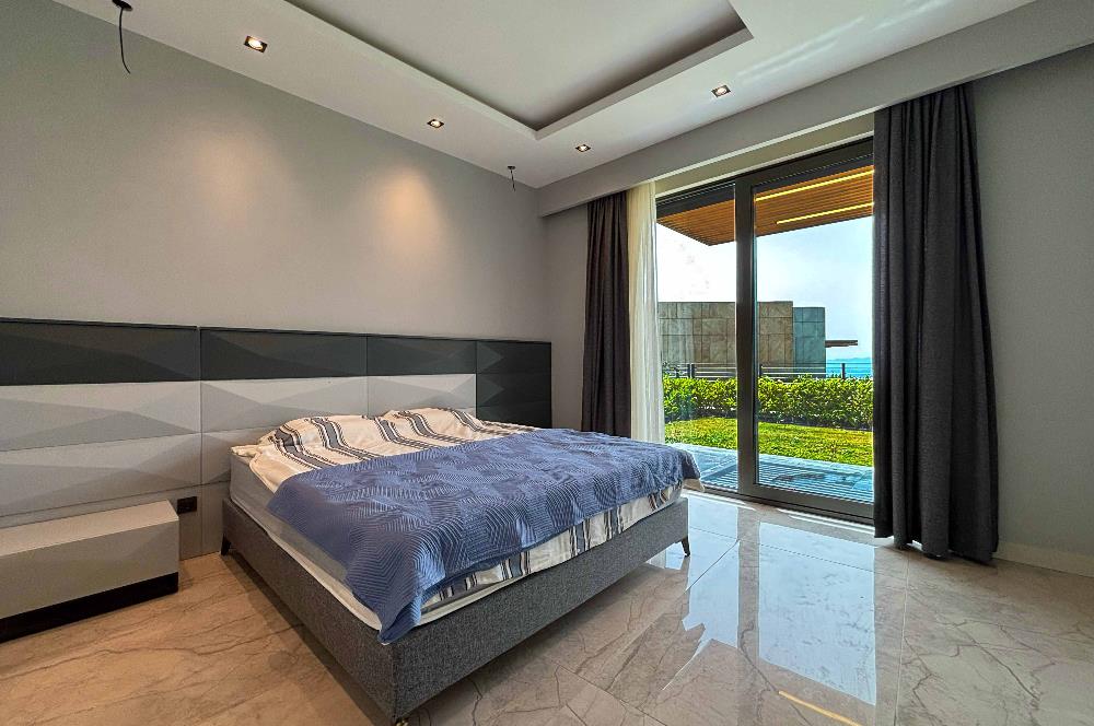 Yalıkavakta Deniz Manzaralı Eşyalı 5+1 Satılık Villa