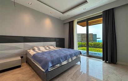 Yalıkavakta Deniz Manzaralı Eşyalı 5+1 Satılık Villa