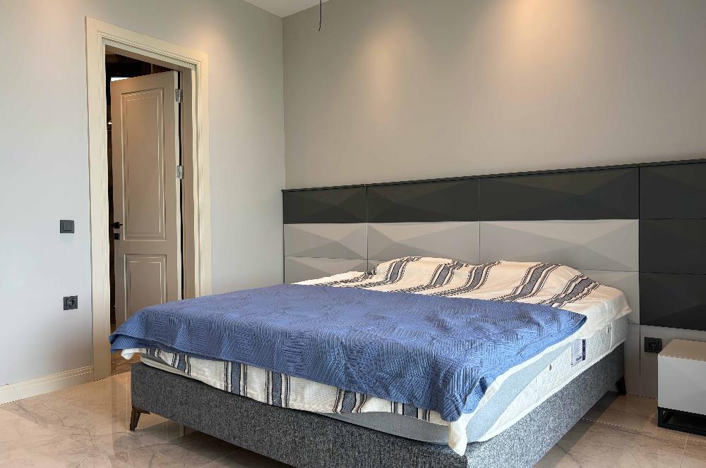 Yalıkavakta Deniz Manzaralı Eşyalı 5+1 Satılık Villa