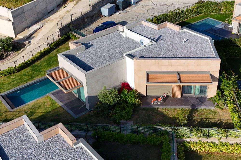 Yalıkavakta Deniz Manzaralı Eşyalı 5+1 Satılık Villa