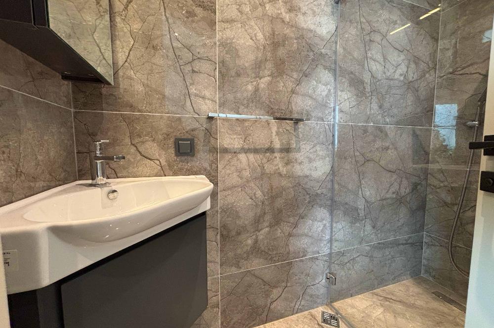 Yalıkavakta Deniz Manzaralı Eşyalı 5+1 Satılık Villa