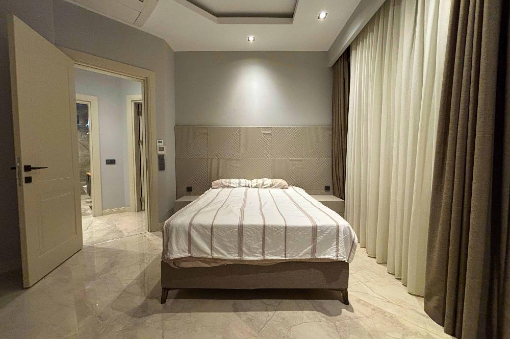 Yalıkavakta Deniz Manzaralı Eşyalı 5+1 Satılık Villa