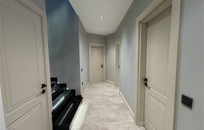 Yalıkavakta Deniz Manzaralı Eşyalı 5+1 Satılık Villa
