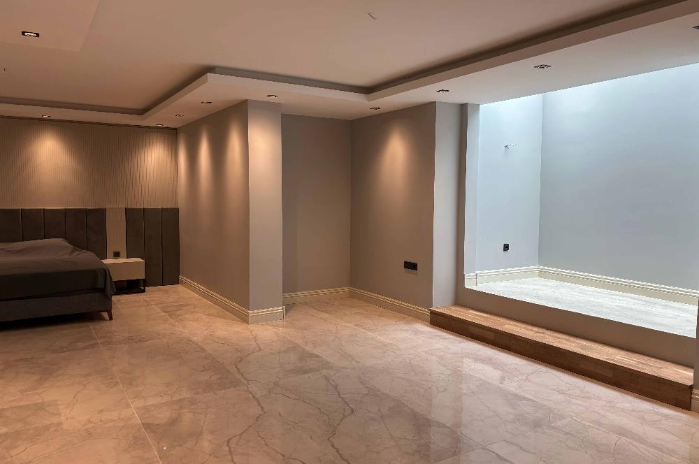 Yalıkavakta Deniz Manzaralı Eşyalı 5+1 Satılık Villa