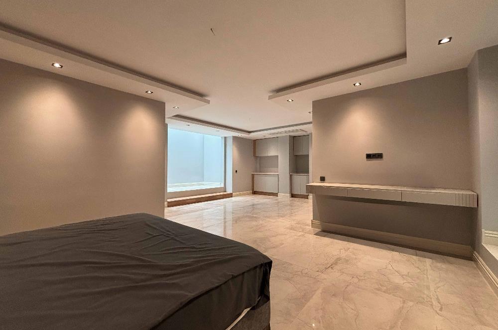 Yalıkavakta Deniz Manzaralı Eşyalı 5+1 Satılık Villa