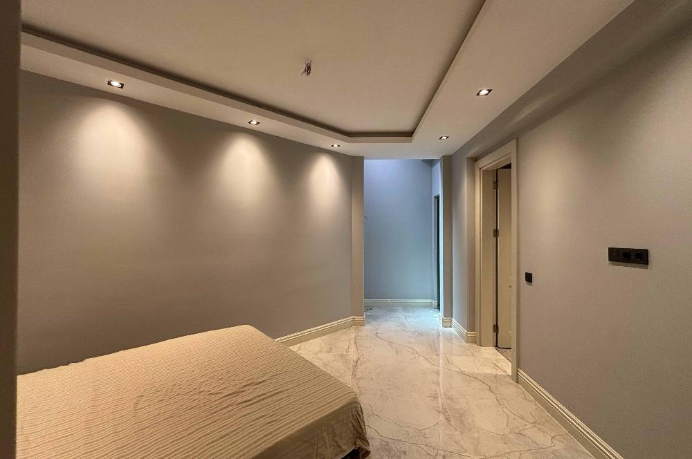 Yalıkavakta Deniz Manzaralı Eşyalı 5+1 Satılık Villa