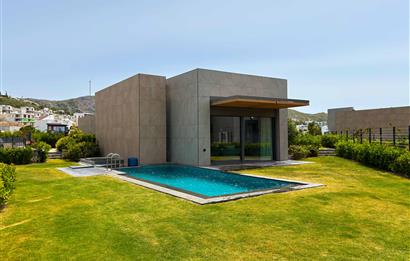 Yalıkavakta Deniz Manzaralı Eşyalı 5+1 Satılık Villa