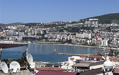 Kuşadası Limana Yürüme Mesafesinde Deniz Manzaralı 3+1 Satılık Daire