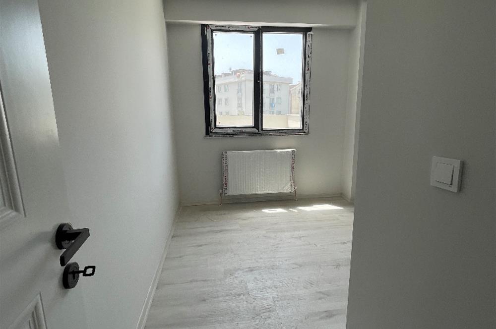 SULTANBEYLİ ADİL MAHALLESİ’NDE CADDE ÜSTÜ 3+1 TERASLI SIFIR DAİRE