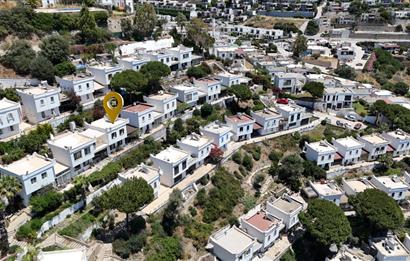 🏡 Gümüşlük Koyunbaba’da Eşsiz Manzaralı 3+1 Dubleks! Teraslı, Bahçeli, Havuzlu ve Masrafsız!