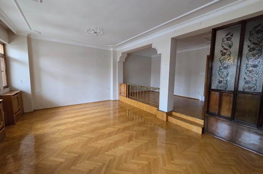 Kınıklı'da Şehir ve Doğa Manzaralı Kiralık Tripleks Villa...