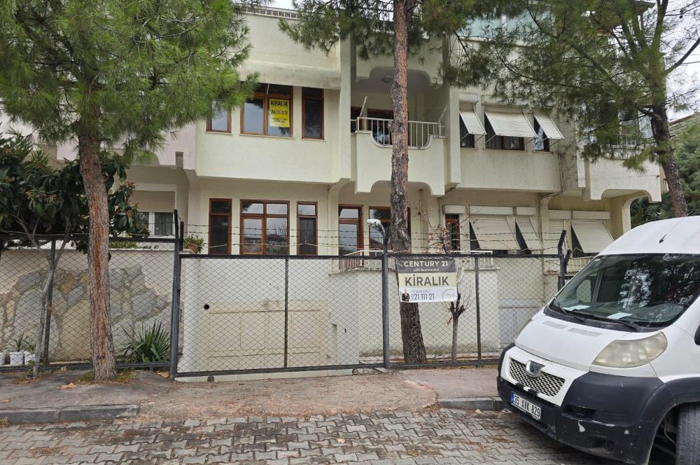 Kınıklı'da Şehir ve Doğa Manzaralı Kiralık Tripleks Villa...