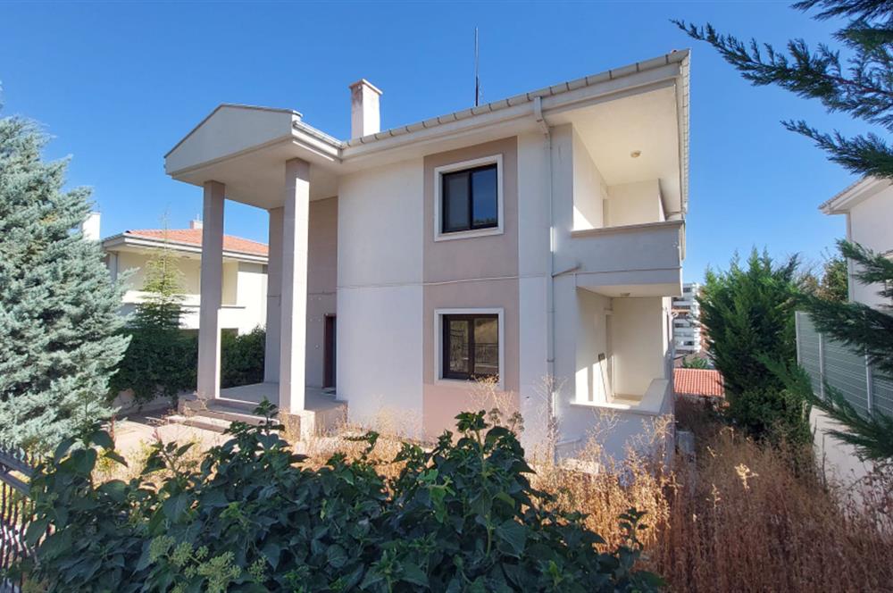 PARK CADDESİ YAKINI TAM MÜSTAKİL 6+2 SATILIK VİLLA