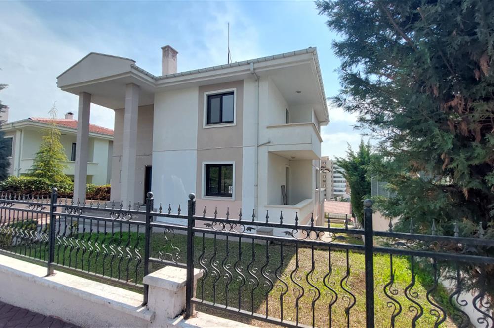 PARK CADDESİ YAKINI TAM MÜSTAKİL 6+2 SATILIK VİLLA