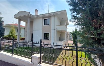 PARK CADDESİ YAKINI TAM MÜSTAKİL 6+2 SATILIK VİLLA