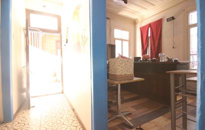 KADIKÖY SANATÇILAR SOKAĞINDA MÜSTAKİL GİRİŞLİ