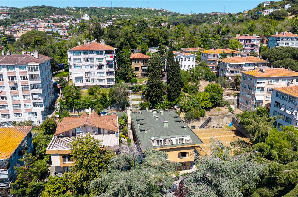 Sarıyer'de içinde 1 VİLLA ve 6 DAİRELİ BİNA bulunan 1361 m2 ARSA