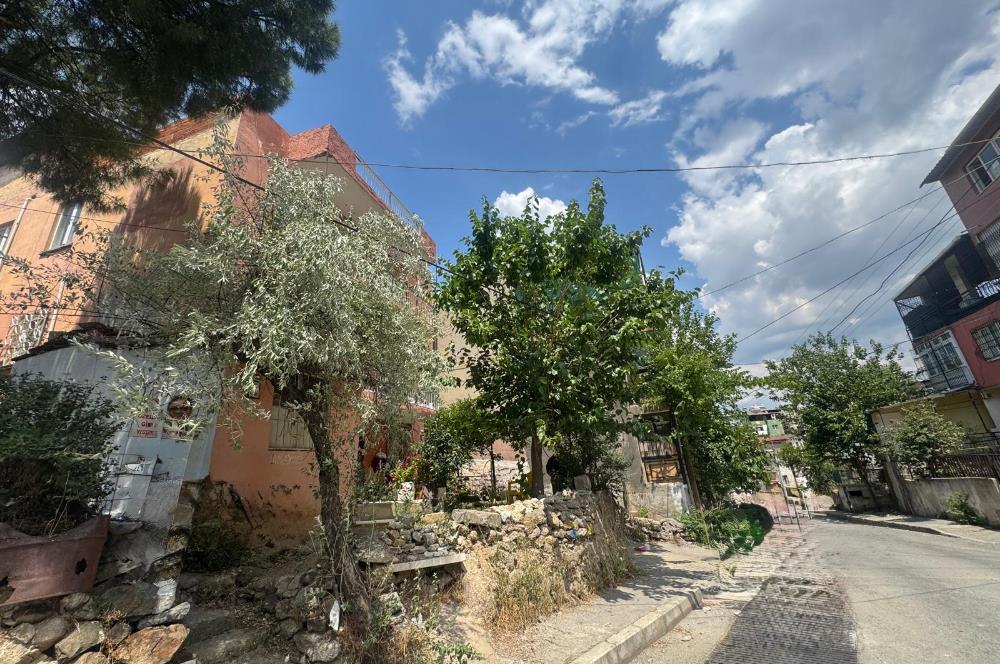 Karabağlar Özgür Mh'de 3 katlı Komple Satılık Müstakil ev