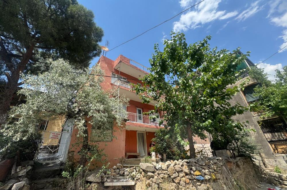 Karabağlar Özgür Mh'de 3 katlı Komple Satılık Müstakil ev