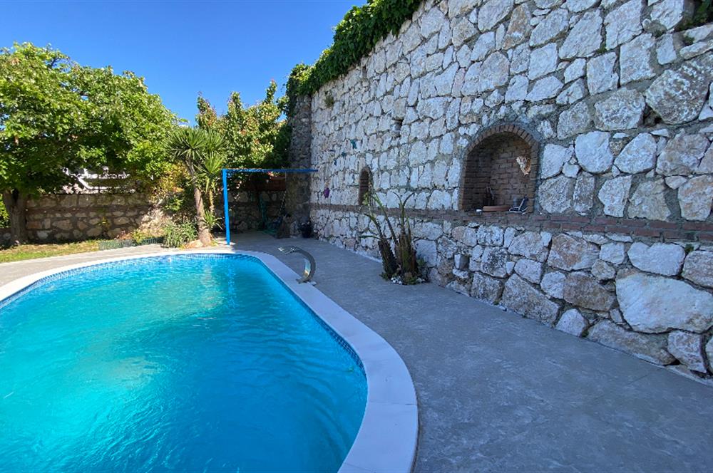 Cesme Satilik mustakil havuzlu vill