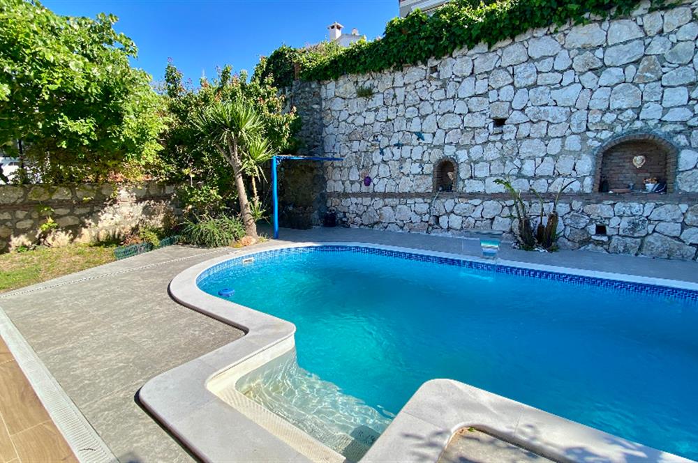 Cesme Satilik mustakil havuzlu vill