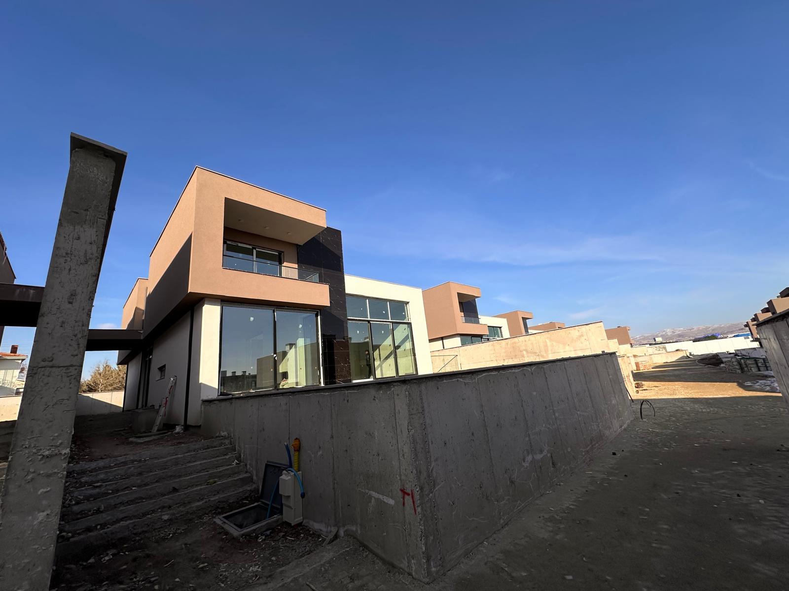 GÖLBAŞI'NDA SATILIK VİLLA