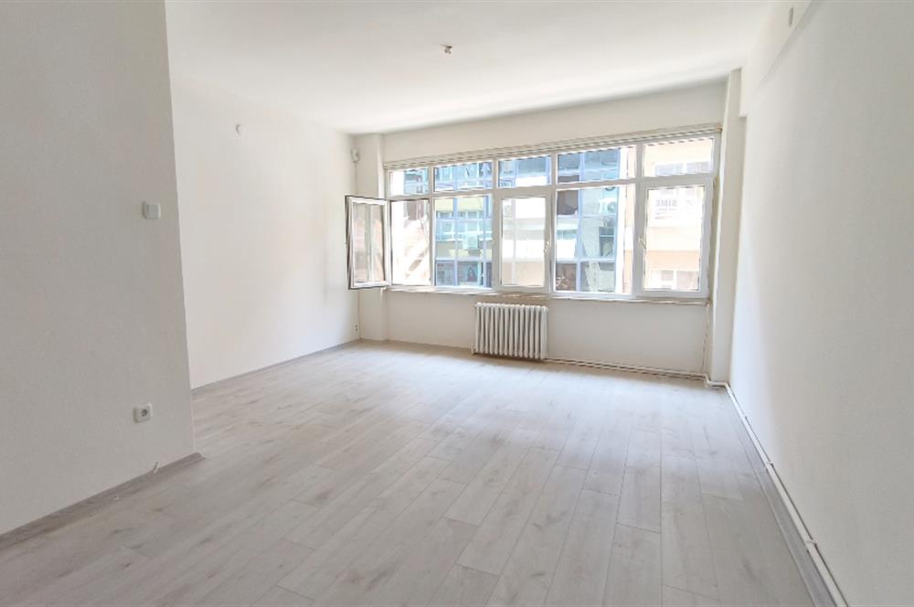 Kadıköy Altıyol'da İşyerine de Uygun 2+1 Kiralık Daire 