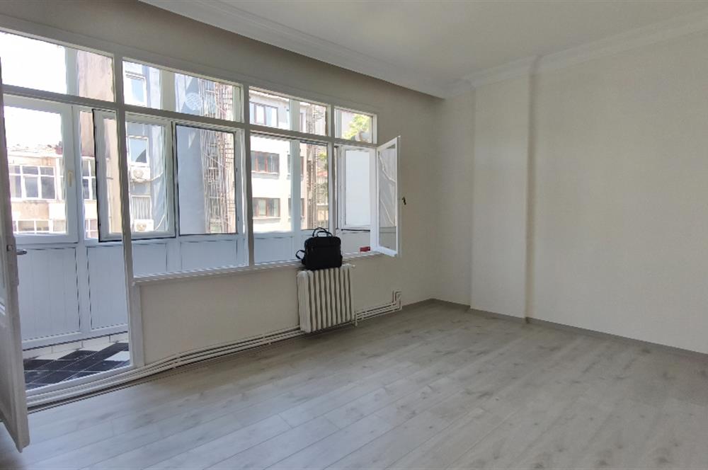 Kadıköy Altıyol'da İşyerine de Uygun 2+1 Kiralık Daire 