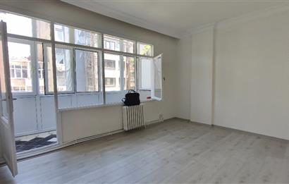 Kadıköy Altıyol'da İşyerine de Uygun 2+1 Kiralık Daire 