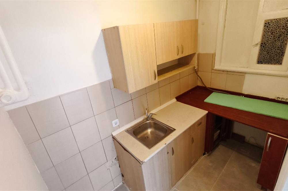 Kadıköy Altıyol'da İşyerine de Uygun 2+1 Kiralık Daire 