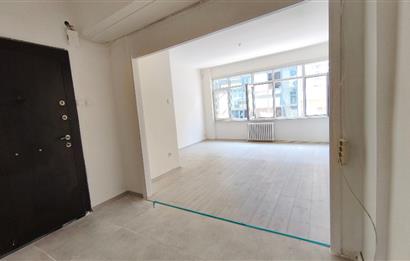 Kadıköy Altıyol'da İşyerine de Uygun 2+1 Kiralık Daire 