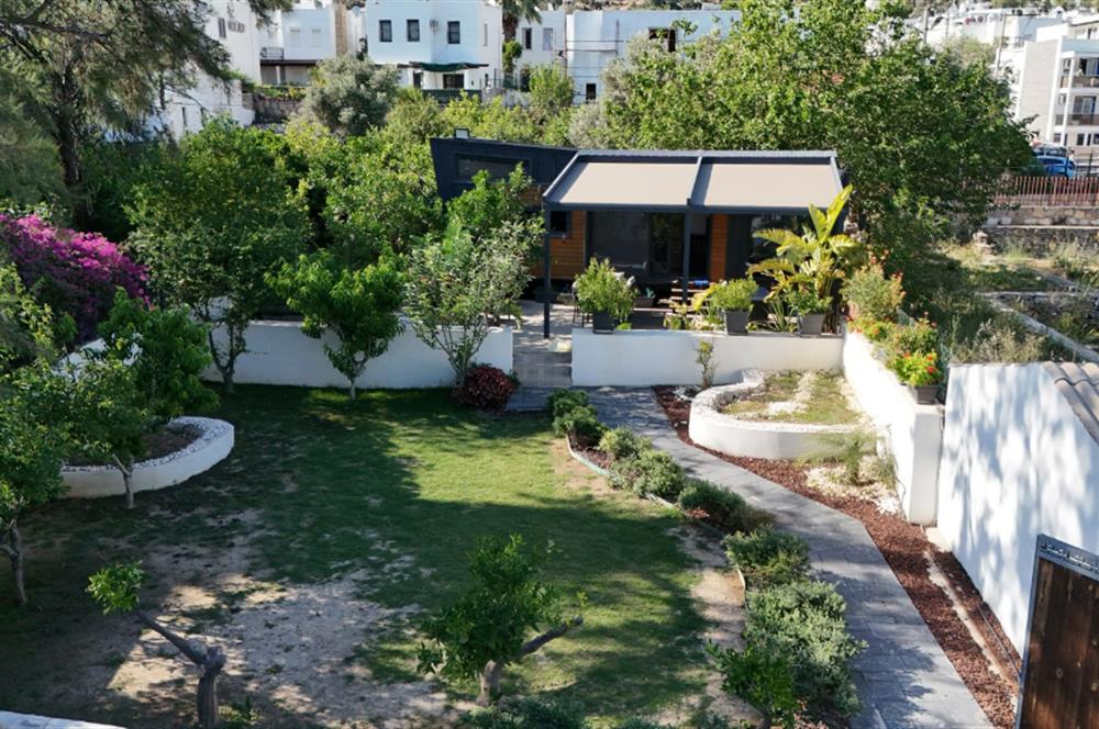 Eskiçeşme'de Satılık Tek Katlı Kagir Ev, Tiny House ve Bahçesi