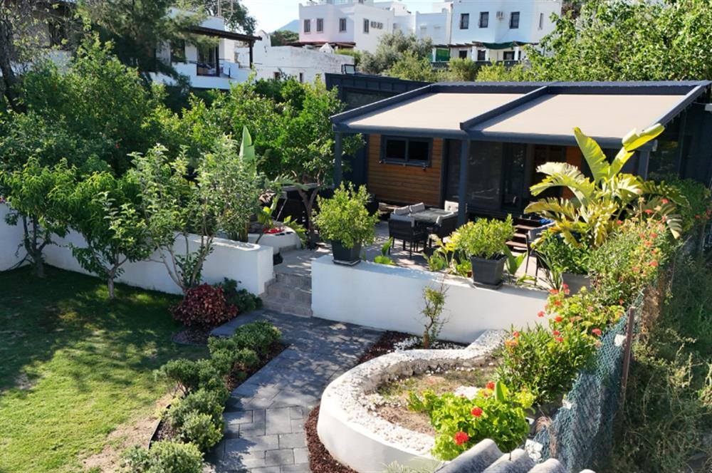 Eskiçeşme'de Satılık Tek Katlı Kagir Ev, Tiny House ve Bahçesi