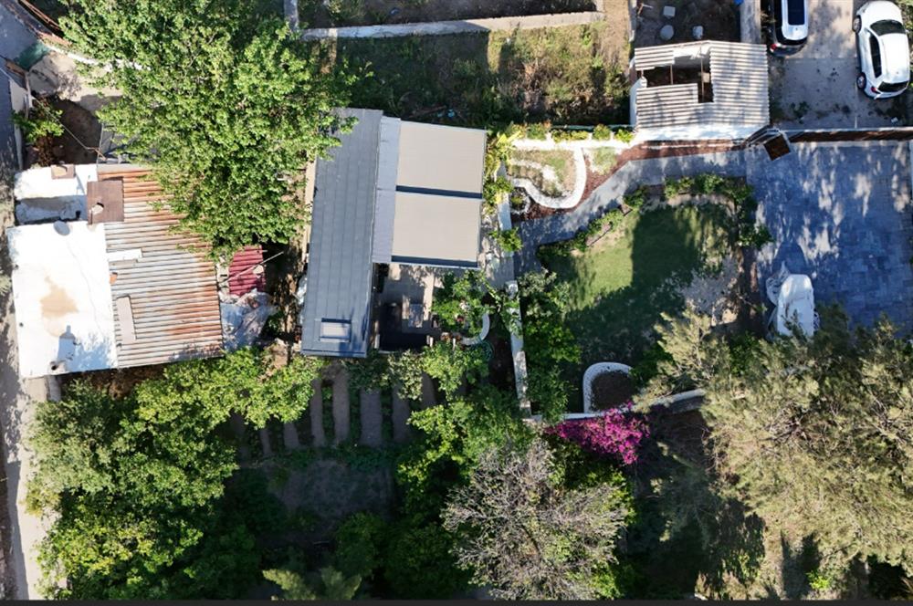 Eskiçeşme'de Satılık Tek Katlı Kagir Ev, Tiny House ve Bahçesi