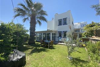 Bodrum Ortakent Yahşi’de Özel Kum Plajlı - Havuzlu Site İçerisinde Kiralık Deniz Manzaralı Müstakil Bahçeli Dubleks