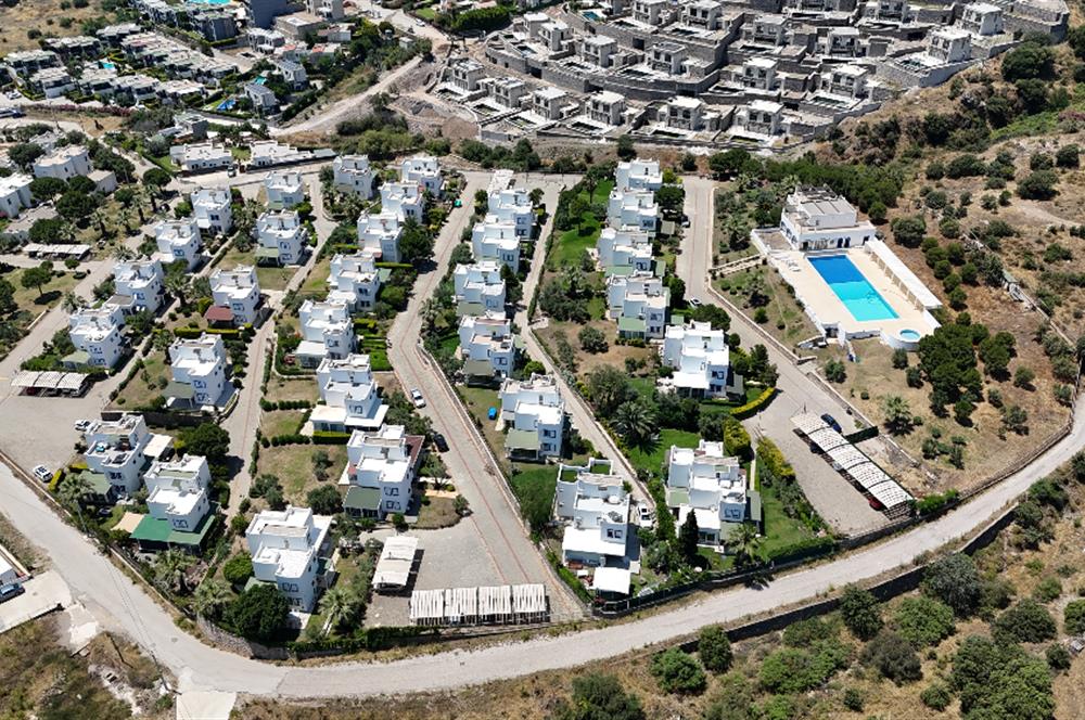 Bodrum Ortakent Yahşi’de Özel Kum Plajlı - Havuzlu Site İçerisinde Kiralık Deniz Manzaralı Müstakil Bahçeli Dubleks