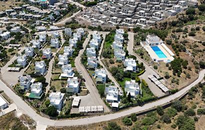 Bodrum Ortakent Yahşi’de Özel Kum Plajlı - Havuzlu Site İçerisinde Kiralık Deniz Manzaralı Müstakil Bahçeli Dubleks