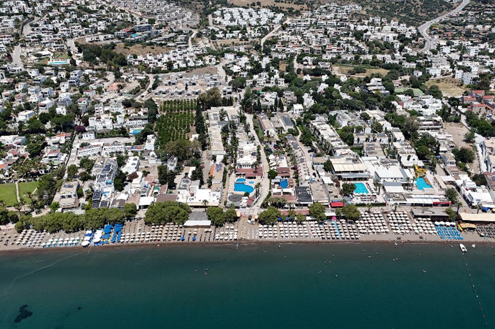 Bodrum Ortakent Yahşi’de Özel Kum Plajlı - Havuzlu Site İçerisinde Kiralık Deniz Manzaralı Müstakil Bahçeli Dubleks