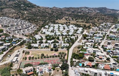 Bodrum Ortakent Yahşi’de Özel Kum Plajlı - Havuzlu Site İçerisinde Kiralık Deniz Manzaralı Müstakil Bahçeli Dubleks