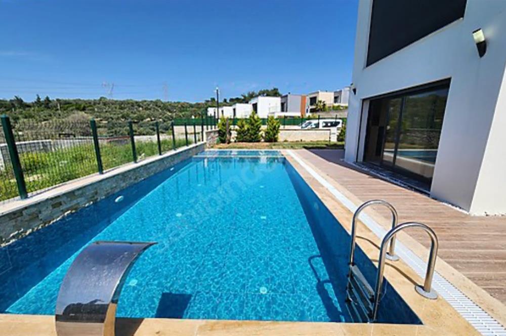 Kuşadası Deniz ve Doğa Manzaralı Havuzlu Satılık Villa